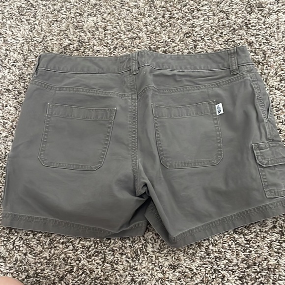 The North Face Cargo Shorts - Picture 2 of 3